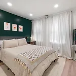 Family Friendly 3Bd Oasis-Parking, Wifi & Pets Ok!