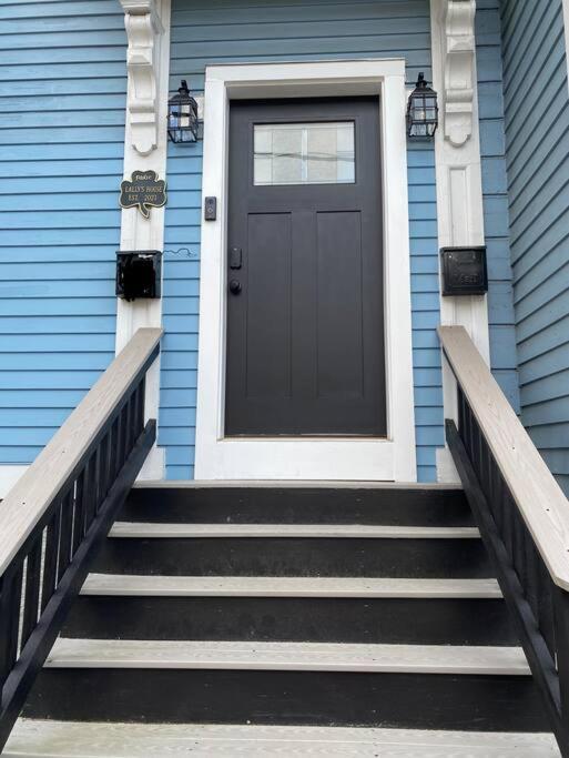 Apartment It's Showtime-book Lally's House! Steps To Common!
