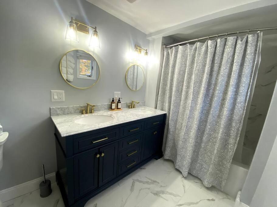 It's Showtime-book Lally's House! Steps To Common! Apartment *