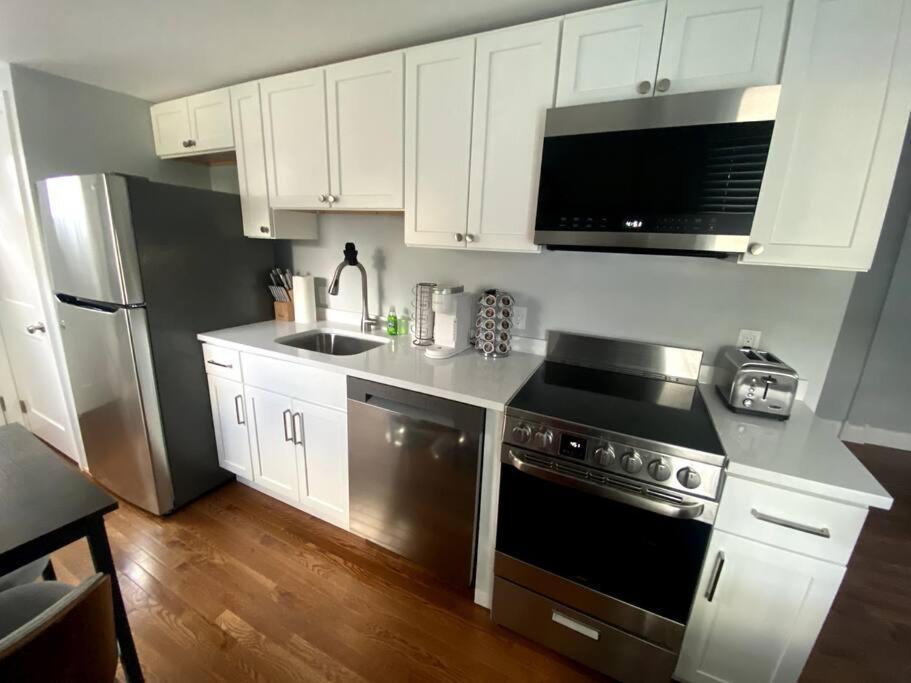 Apartment It's Showtime-book Lally's House! Steps To Common! Salem