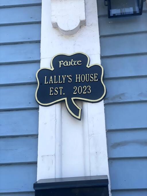 Apartment It's Showtime-book Lally's House! Steps To Common!