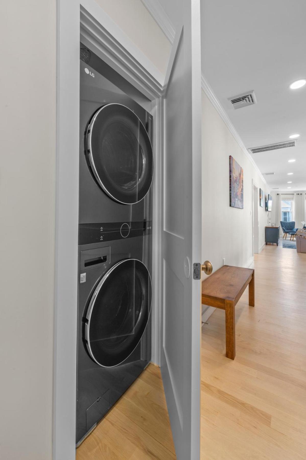 Family Friendly 3bd Oasis-parking, Wifi & Pets Ok! Apartment
