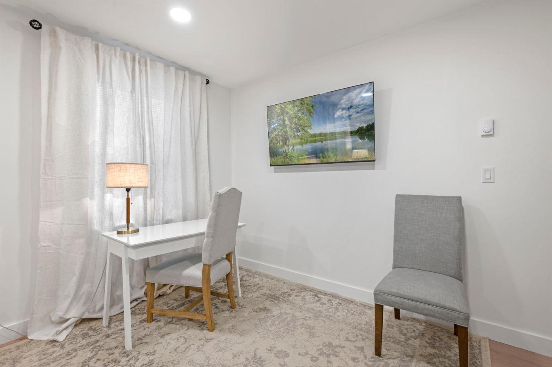 Family Friendly 3bd Oasis-parking, Wifi & Pets Ok! Apartment *