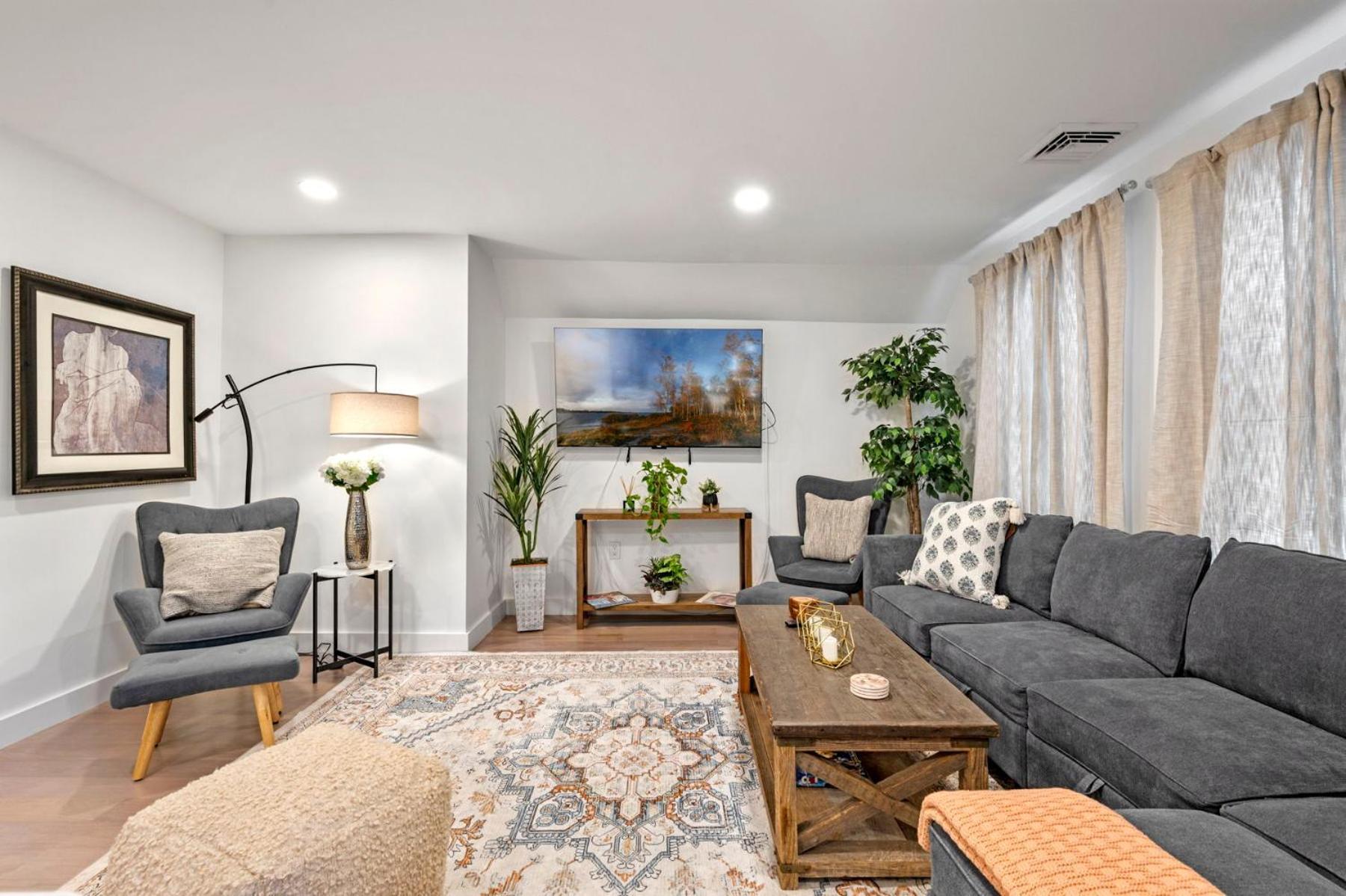 Family Friendly 3bd Oasis-parking, Wifi & Pets Ok! * Salem