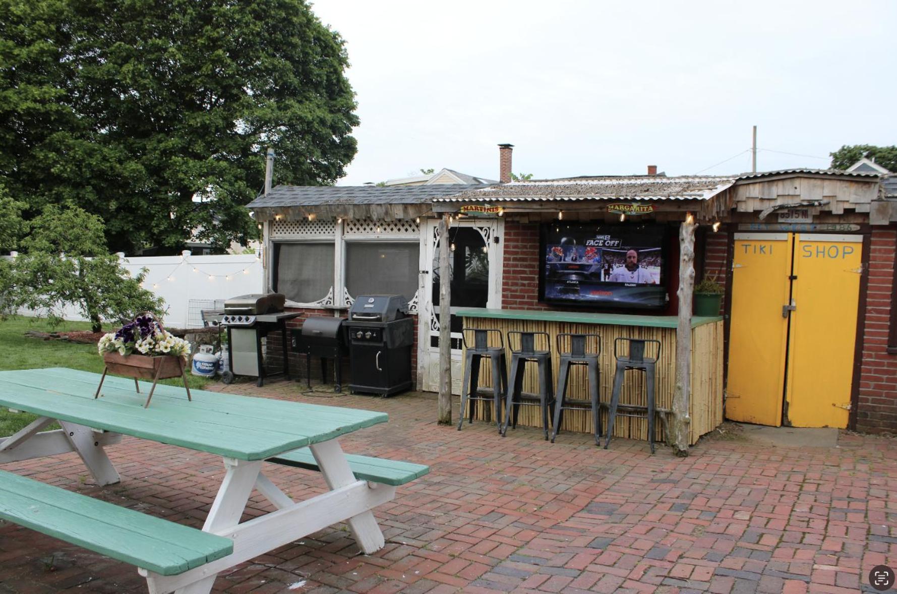 Witch Retreat With Tiki Bar In Downtown Apartment Salem