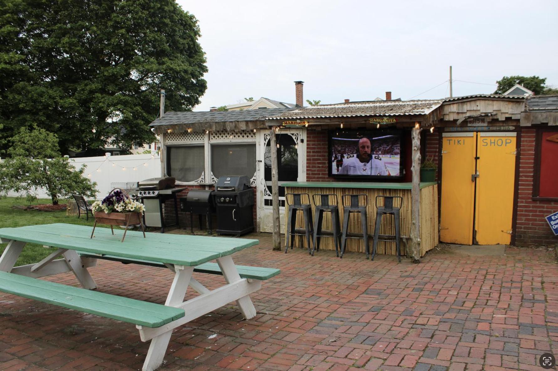Apartment Witch Retreat With Tiki Bar In Downtown *