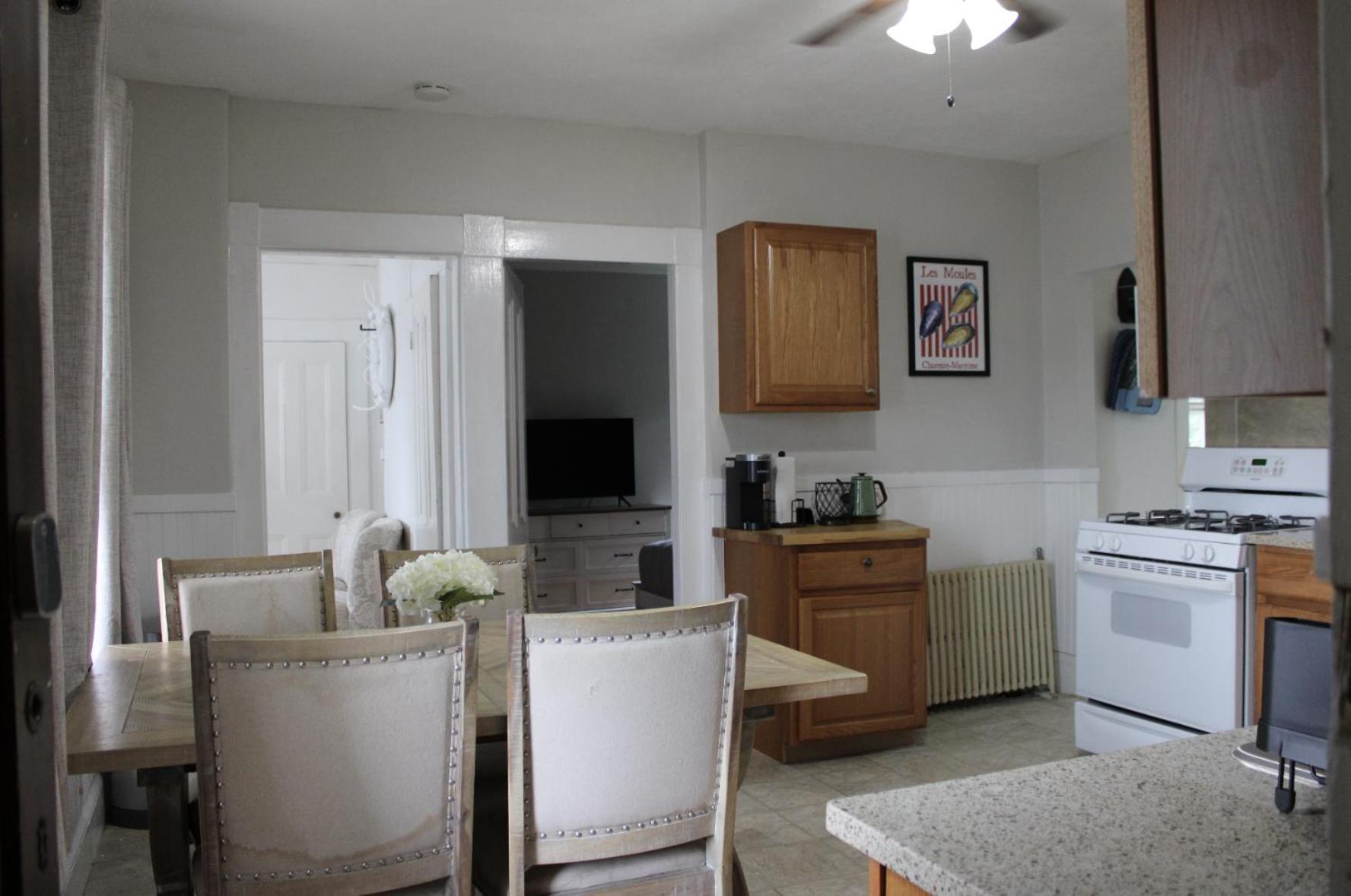 Witch Retreat With Tiki Bar In Downtown Apartment *