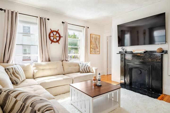 Witch Retreat With Tiki Bar In Downtown Apartment