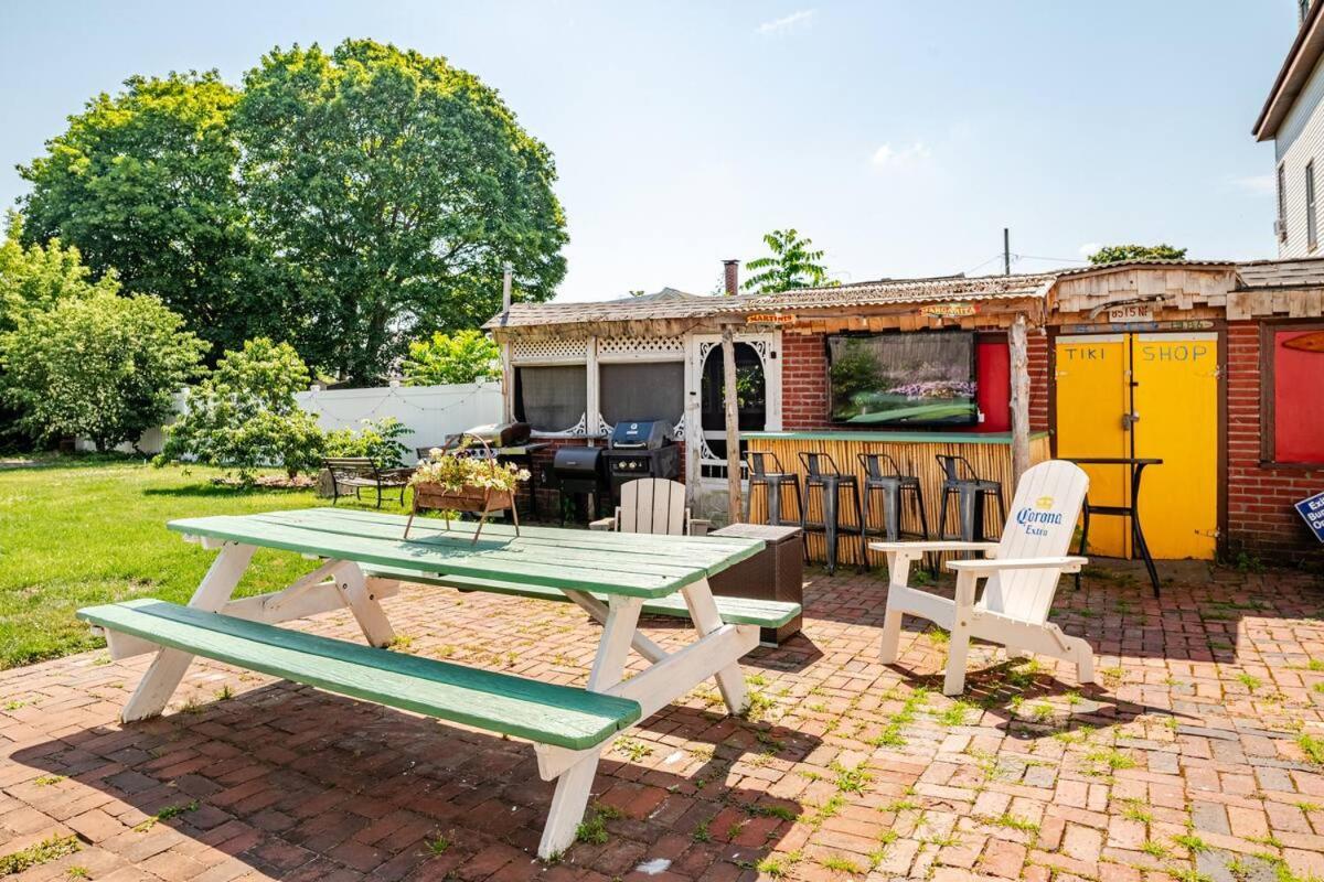 Witch Retreat With Tiki Bar In Downtown Apartment